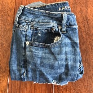 AMERICAN EAGLE Distressed Tomgirl Jeans